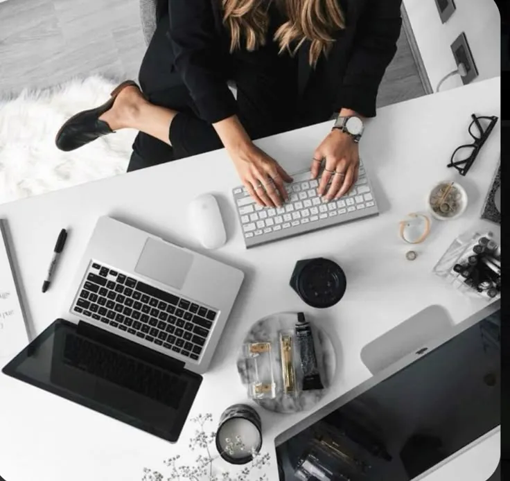 Maski Doktorów Dżumy w mglistym Wenecji